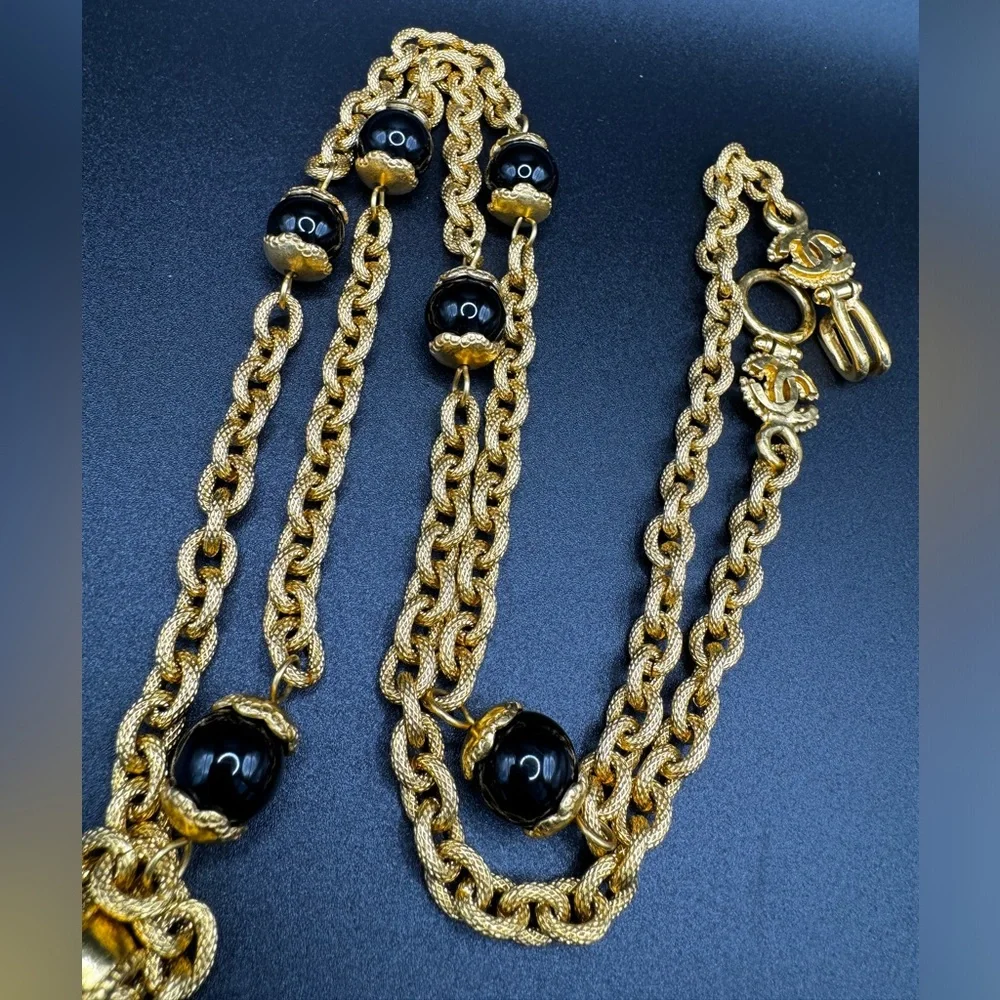 LOT 1500 24K gold plated CHANEL vintage Onyx CC magnifying Glass necklace